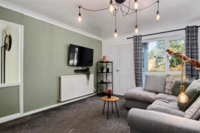 Cosy 2 bedroom flat, with parking & garden
